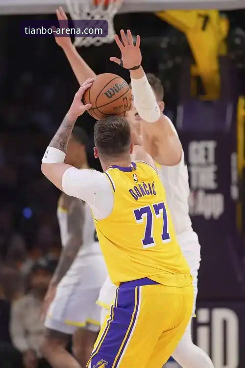 东契奇43分引领湖人进攻风暴：一场现代篮球的数据盛宴深度解析